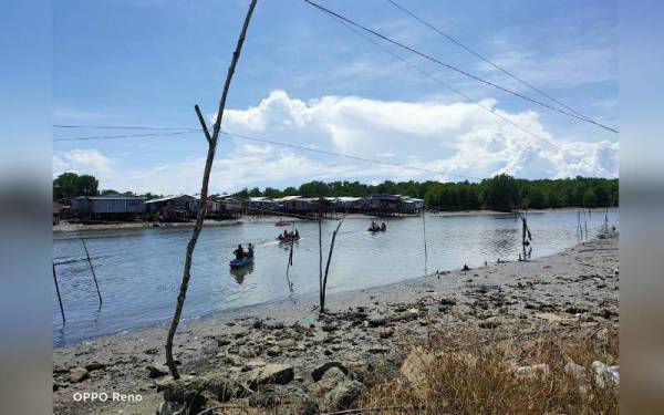 SAR dilaksankan pasukan bomba dan penduduk kampung di Sungai Kampung Bakau Lama, Lahad Datu.