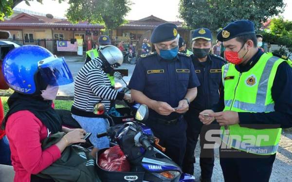 Pengarah Bahagian Penguatkuasaan Jabatan Pengangkutan Jalan (JPJ), Datuk Lokman Jamaan (dua dari kanan) melakukan pemeriksaan ke atas motosikal pada operasi khas Ops Merah. - Foto Sinar Harian ROSLI TALIB