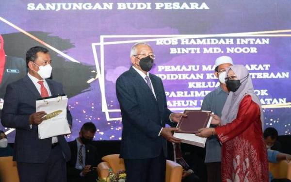 Mahdzir (dua dari kiri) menyampaikan sijil Anugerah Khidmat Cemerlang Jabatan Kemajuan Masyarakat (Kemas) kepada penerima di Kolej Mara Kuala Nerang pada Sabtu.