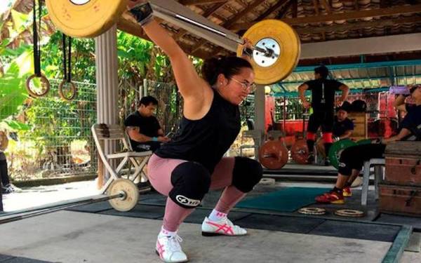 Hidilyn Diaz yang juga pemenang pingat emas Olimpik pertama negaranya kembali berlatih di Kampung Kesang Tua selepas tamat menjalani kuarantin semalam ketika ditemui di sini hari ini. - Foto Bernama