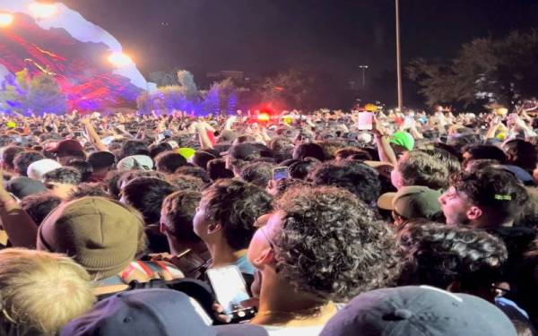 Sekurang-kurangnya lapan orang maut dan puluhan lagi cedera dalam insiden rempuhan di festival muzik Astroworld di Houston, Amerika Syarikat pada malam Jumaat. 