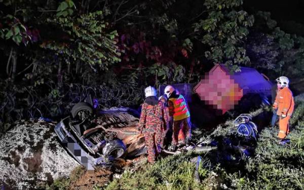 Kemalangan menyebabkan mangsa tersepit dan mengalami kecederaan di kepala dan disahkan meninggal dunia di lokasi kejadian. - Foto ihsan PDRM