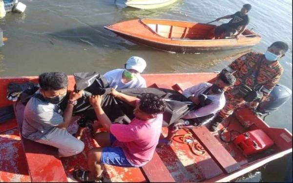 Mayat mangsa ditemui penduduk kampung di Sungai Kampung Bakau Lama, Lahad Datu pada pagi Ahad sebelum dibawa naik ke darat.