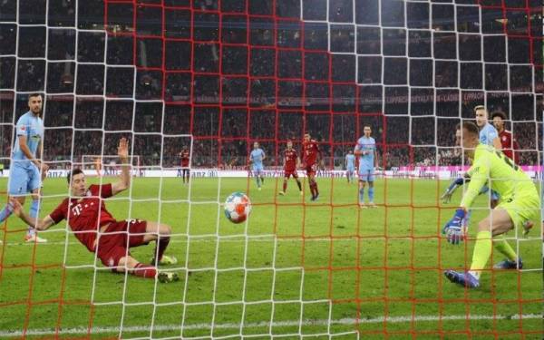 Lewandowski menjaringkan gol kedua Bayern pada perlawanan berkenaan. - Foto gettyimages