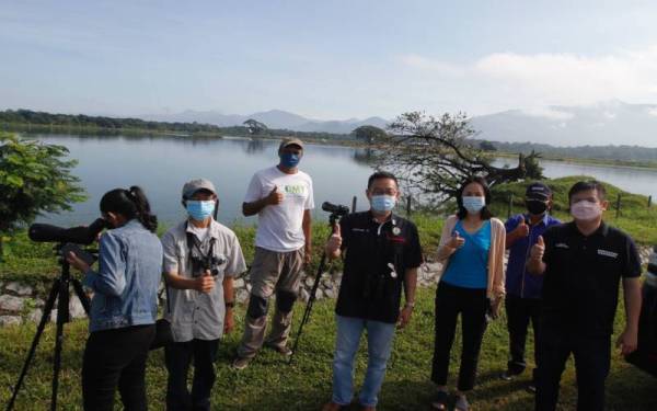 Andrew (tiga dari kiri) bersama pasukannya dan Cheok Keng (tengah) meninjau salah satu lokasi yang berpotensi menjadi tapak memerhati burung liar.