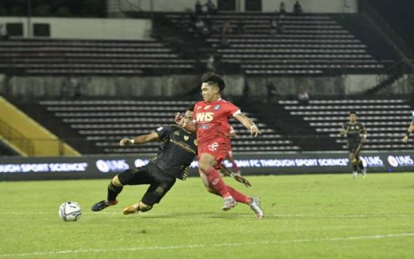 Penyerang Sabah FC (kanan), cuba melepasi kawalan pertahanan Kelantan FC. - Foto Sabah Football Club