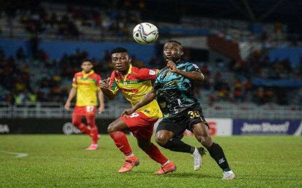 Pemain Terengganu FC, Dechi Marcel N’Guessan diasak pemain Selangor FC, Alexander Agyarkwa Ameyaw pada perlawanan Piala Malaysia di Stadium MBPJ hari ini. Foto Bernama