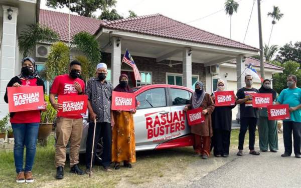 Kru Rasuah Busters menyantuni Keluarga Mon Tamar di Kampung Bukit Kecil Paya Dalam Melaka.