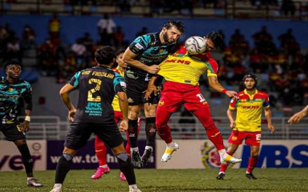 Antara aksi menarik perlawanan Selangor FC menentang Terengganu FC di Petaling Jaya. Foto Selangor FC