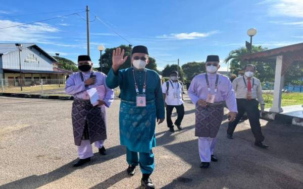 Mohd Rafiq (tengah) antara calon terawal tiba di pusat penamaan calon bagi DUN Telok Mas di Kompleks Komuniti Desa (KKD).