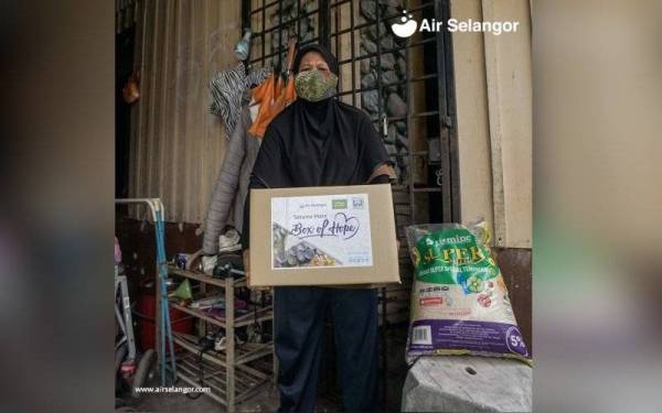 Antara penerima kotak makanan Box of Hope oleh Air Selangor kepada golongan B40 yang memerlukan. - Foto Air Selangor