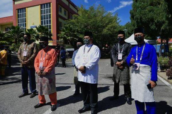 BN's Fairul Nizam Roslan (right), Gerakan's Dhanesh Basil (left) dan PKR's Datuk Seri Idris Harun (second from left) poses for a picture at the nomination centre, Dewan Besar Kolej Komuniti Selandar. Also present, independent candidates Mohd Akhir Ayob (third from the right), Azmar Abdul Hamid (third from the left) and Mohd Noor Salleh (second from right). - Photo by BERNAMA