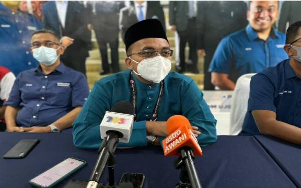 Mohd Rafiq ketika mengadakan sidang akhbar di Pusat Gerakan PN, DUN Telok Mas di Alai, Melaka pada Isnin.