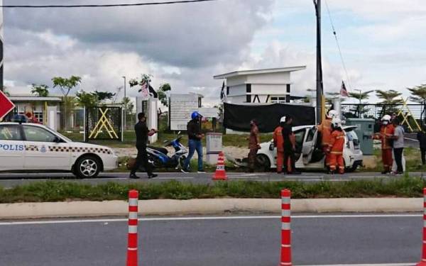 Perodua Myvi dipandu mangsa terbabas di Jalan Gong Badak, Kuala Nerus pada Isnin.