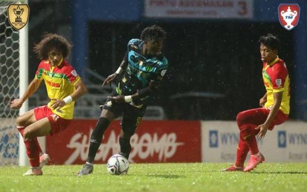 Mintah ketika beraksi menentang Selangor FC di Stadium MBPJ pada Ahad.- Foto MFL