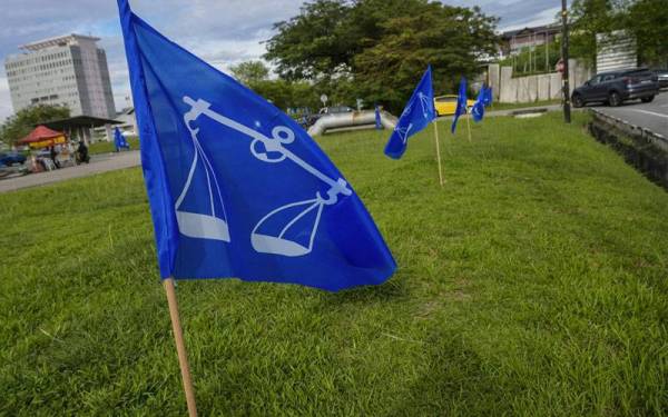 Bendera BN mula dipasang sedang setelah proses penamaan calon bagi Pilihan Raya Negeri Melaka 2021 diumumkan. Foto Bernama