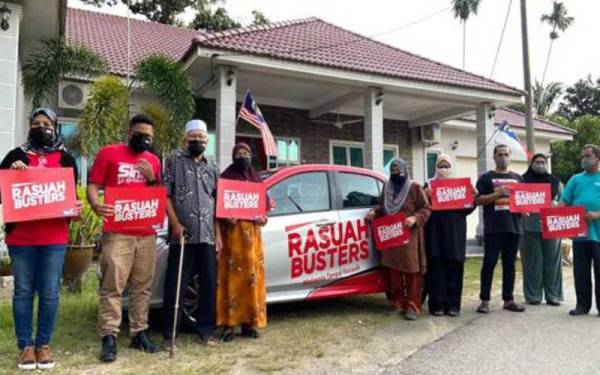 Rasuah Busters crew at the Mon Tamar Family home in Kampung Bukit Kecil Paya Dalam, Melaka.