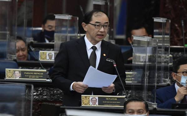 Timbalan Menteri Pendidikan I, Datuk Dr Mah Hang Soon ketika sesi waktu Pertanyaan-pertanyaan Bagi Jawab Lisan di Dewan Rakyat sempena Mesyuarat Khas Penggal Ketiga Parlimen Ke-14 di Parlimen hari ini.