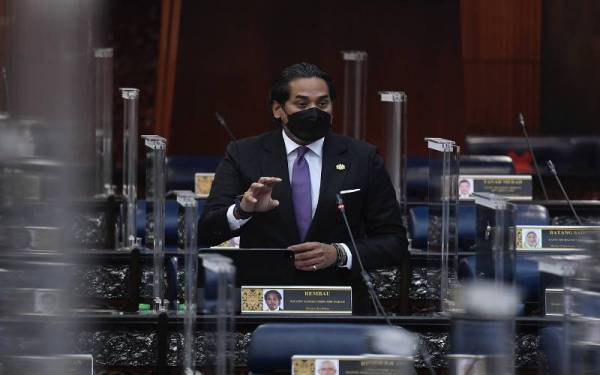 Khairy Jamaluddin ketika sesi Waktu Pertanyaan-Pertanyaan Menteri sempena Mesyuarat Khas Penggal Ketiga Parlimen Ke-14 di Parlimen hari ini. - Foto Bernama