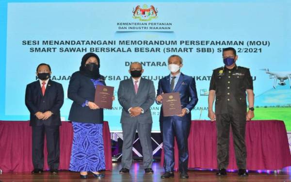 Menteri Pertanian dan Industri Makanan, Datuk Seri Dr Ronald Kiandee (tengah) ketika di Majlis Menandatangani Memorandum Persefahaman (MoU) Program Smart SBB.