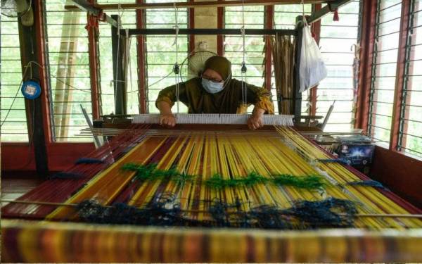 Tenunan songket Sarawak dikenali dengan keunikannya yang berbeza daripada songket yang dihasilkan di negeri-negeri Pantai Timur Semenanjung. - Foto Bernama