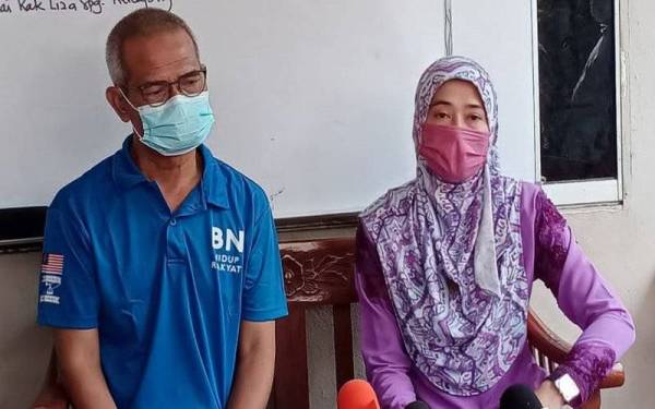 Dira (kanan) bersama mentornya, Ghazale pada sidang akhbar di Bilik Gerakan BN, DUN Rim di sini pada Selasa.