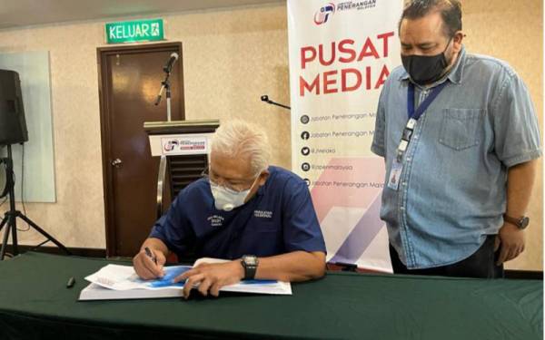 Menteri Dalam Negeri, Datuk Seri Hamzah Zainudin ketika melakukan lawatan ke Pusat Media PRN Melaka di Ayer Keroh pada Selasa.