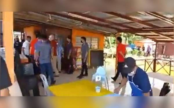 Tangkap layar video viral di sosial media yang menunjukkan satu kedai makan kelihatan sedang mengemas meja semasa ketibaan Najib di tempat tersebut.