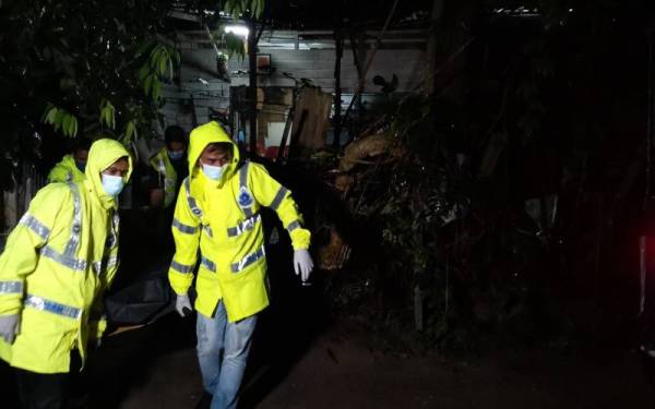 Polis mengangkat mayat mangsa untuk dihantar ke HRPB bagi proses bedah siasat.