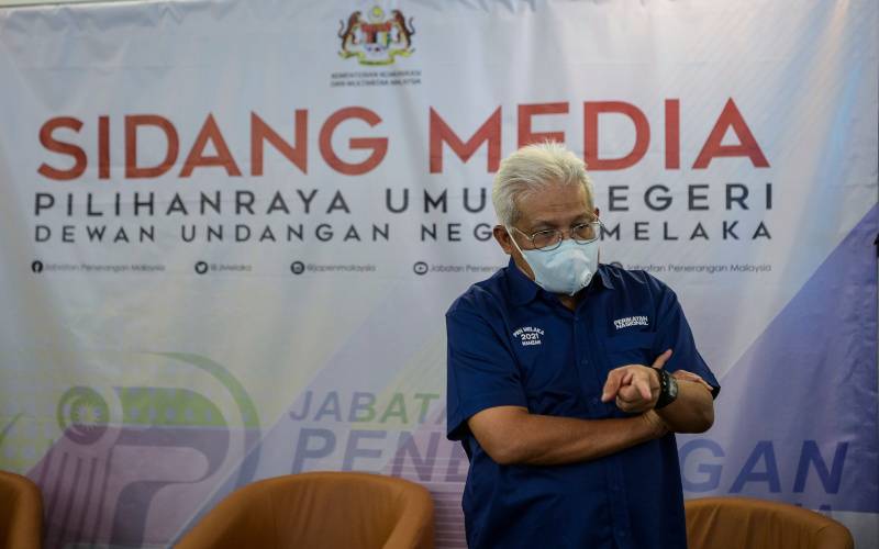 Hamzah pada sidang media selepas sesi lawatannya ke Pusat Media KKMM bagi PRN Melaka 2021 hari ini. - Foto Bernama