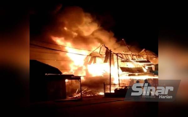 Operasi pemadaman kebakaran sedang dilakukan pihak bomba di lokasi kejadian melibatkan empat buah rumah kedai dan 10 rumah kediaman di Jalan Sultanah Zainab, Kota Bharu pada malam Selasa.