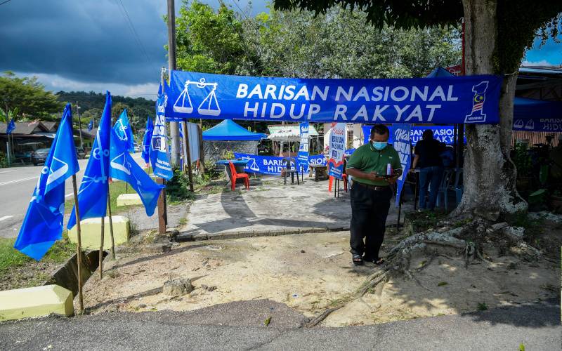 Suasana meriah yang dipenuhi bendera parti Barisan Nasional ketika tinjauan Pilihan Raya Negeri (PRN) Melaka. - Foto Bernama
