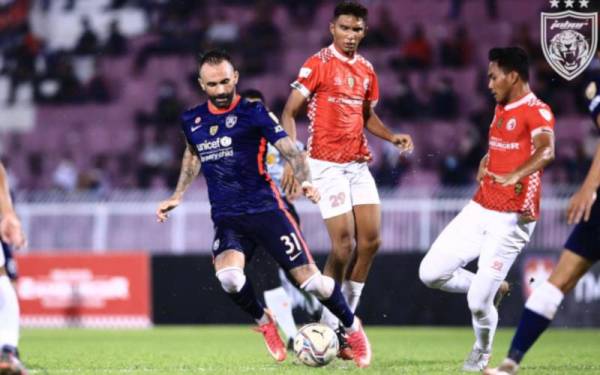 Aksi de Paula ketika JDT menentang Kelantan FC di Stadium Sultan Muhammad IV, Kota Bharu sebentar tadi. FOTO: FB JOHOR SOUTHERN TIGERS