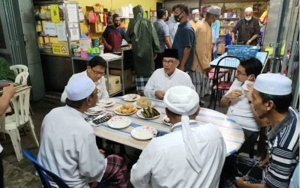 Gue Teck menikmati sarapan pagi bersama Anwar di salah sebuah kedai sekitar Klebang pada pagi Rabu.