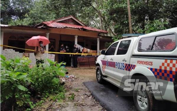 Wanita warga emas ditemukan di ruang tamu dengan kesan kelar di leher selain kecederaan pada tangan kanan dan telinga kiri dipercayai akibat dipukul menggunakan objek tumpul.