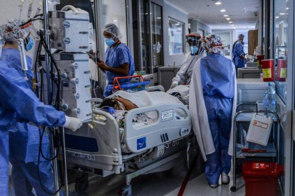 Health workers care for a Covid-19 patient in the intensive care unit (ICU) in Bogota. The new coronavirus variant detected for the first time in Colombia and called "mu" caused the deadliest wave of the pandemic in the country, authorities informed on September 2, 2021. (Photo by AFP)