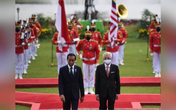 Perdana Menteri Datuk Seri Ismail Sabri Yaakob (kanan) disambut Presiden Indonesia Joko Widodo sebaik tiba di Istana Bogor, pada Rabu ketika sambutan rasmi sempena lawatan rasmi tiga hari beliau ke Indonesia bermula semalam. - Foto Bernama