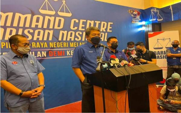 Mohamad (tengah) ketika mengadakan sidang akhbar selepas melancarkan manifesto BN di Dewan Seri Cendawan di sini pada Rabu.