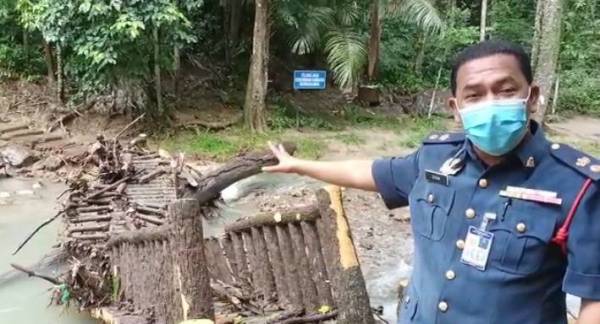 Mohamadul Ehsan menunjukkan antara lokasi terjejas akibat kejadian kepala air di Hutan Lipur Bukit Wang pada Selasa petang.