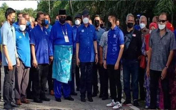 Pengerusi UMNO Melaka, Ab Rauf Yusoh didakwa melanggar prosedur operasi standard (SOP) ketika hari penamaan calon Pilihan Raya Negeri (PRN) Melaka pada Isnin.