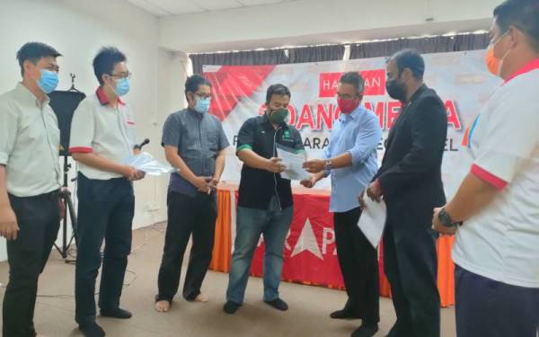 Mohammad Afif (empat dari kiri) menyerahkan memorandum gesaan kepada Adly (tiga dari kanan) di Pejabat Amanah Melaka, di Bukit Baru pada Rabu.