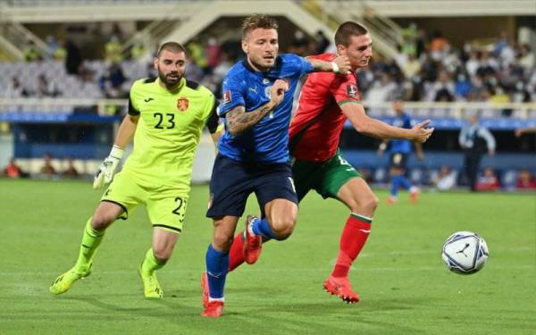 Immobile (tengah) terpaksa melupakan hasrat membantu Itali dalam kempen kelayakan Piala Dunia akibat kecederaan. - Foto AFP