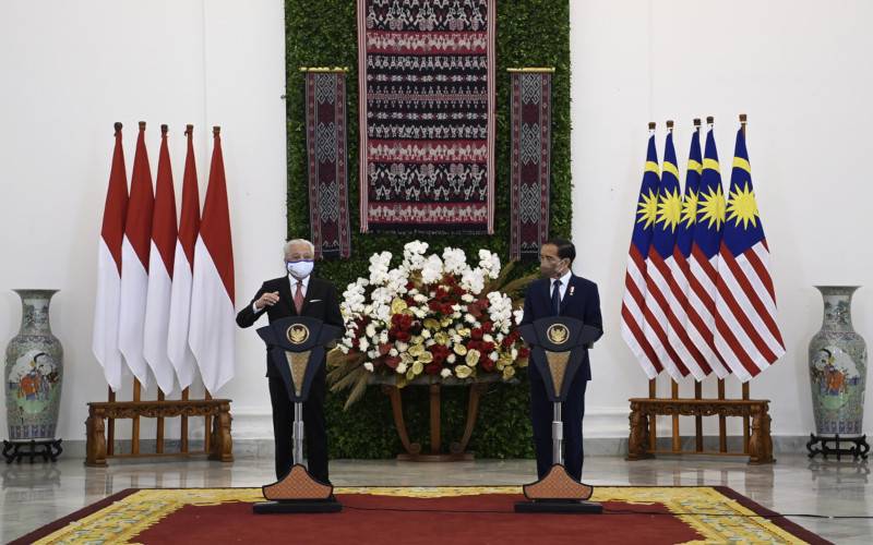 Ismail Sabri (kiri) pada sidang media bersama Presiden Indonesia Joko Widodo di Istana Bogor pada Rabu sempena lawatan rasmi tiga hari Ismail Sabri ke Indonesia bermula semalam. - Foto Bernama