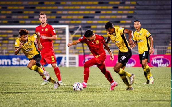 Antara aksi Perak FC dan Selangor FC di Stadium Perak, di sini dalam saingan Piala Malaysia. - Foto Twitter Selangor FC