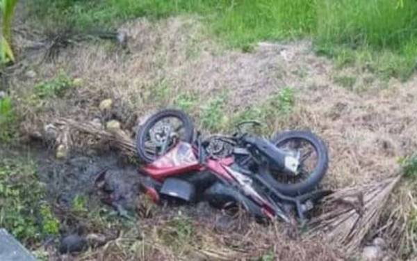 Mangsa maut apabila motosikal ditunggangnya terbabas ke dalam parit di Kilometer 39, Jalan Klang-Teluk Intan di Kuala Selangor pada Rabu.