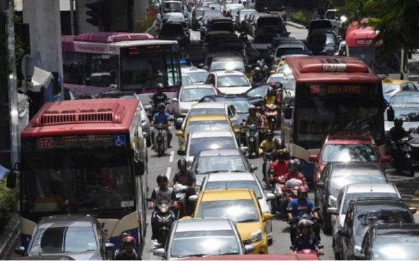 Lembah Klang mengalami kesesakan agak luar biasa berbanding minggu-minggu sebelumnya. Foto Bernama