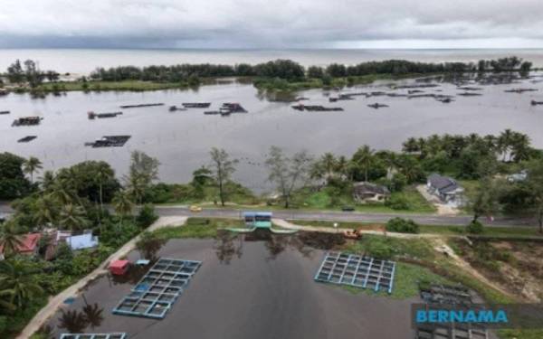 Pintu air berhampiran Kampung Sri Tujoh, di sini, yang dibuka bagi mengelak kawasan sawah padi tenggelam akibat hujan lebat turut memberi rezeki buat penduduk sekitarnya apabila pelbagai jenis ikan seperti toman, keli, sepat dan patin diperoleh menerusi aktiviti menjala. - Foto Bernama