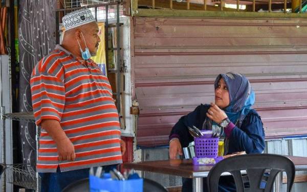 Calon Perikatan Nasional (PN) bagi Dewan Undangan Negeri (DUN) N2 Tanjung Bidara Datuk Mas Ermieyati Samsudin (kanan) meluangkan masa beramah mesra bersama penduduk setempat Jamaludin Hamzah, 61, di Pengkalan Balak.- Foto fail Bernama