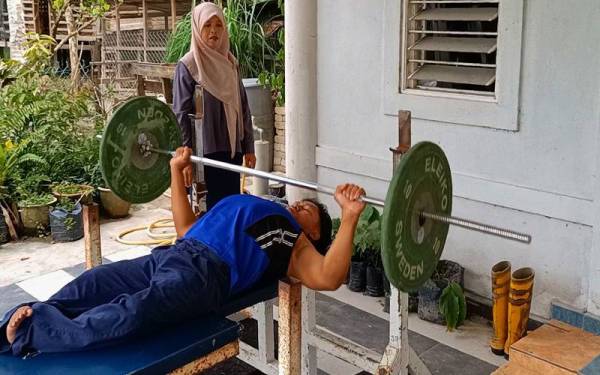 Ahmad Shahmin giat menjalani latihan di rumah sambil ditemani ibunya, Faridah bakal bersaing di pentas Asian Youth Para Games 2021 yang dijadual berlangsung di Manama, Bahrain pada 28 November hingga 7 Disember ini.