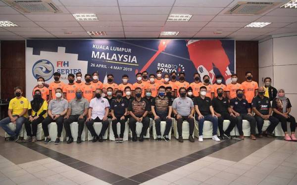 Lian Ker (hadapan; tujuh dari kanan) selepas pelancaran jersi rasmi pasukan hoki remaja di Stadium Hoki Bukit Jalil pada Jumaat. Foto Bernama